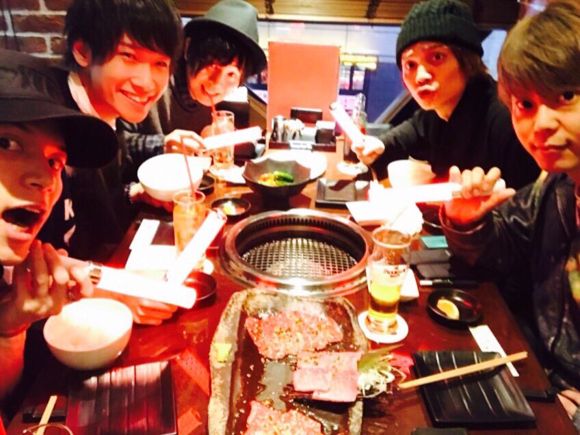 土田玲央 あんステ観た後イルミネーションに遭遇してみんなでブルーknightsした後 メンバーで焼肉でした なんと 先輩たちがご馳走してくださったのです たいへん美味しゅうございました T Co V7bkc9v1l5 Twitter