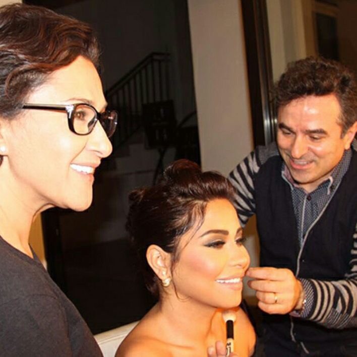 SherineHolicsAr's tweet photo. ملكة المشاعر مع خبيرة التجميل هلا عجم و مصفف الشعر طوني مندلق ❤️
#شيرين #SherineHolics https://t.co/eVuS42fWnG