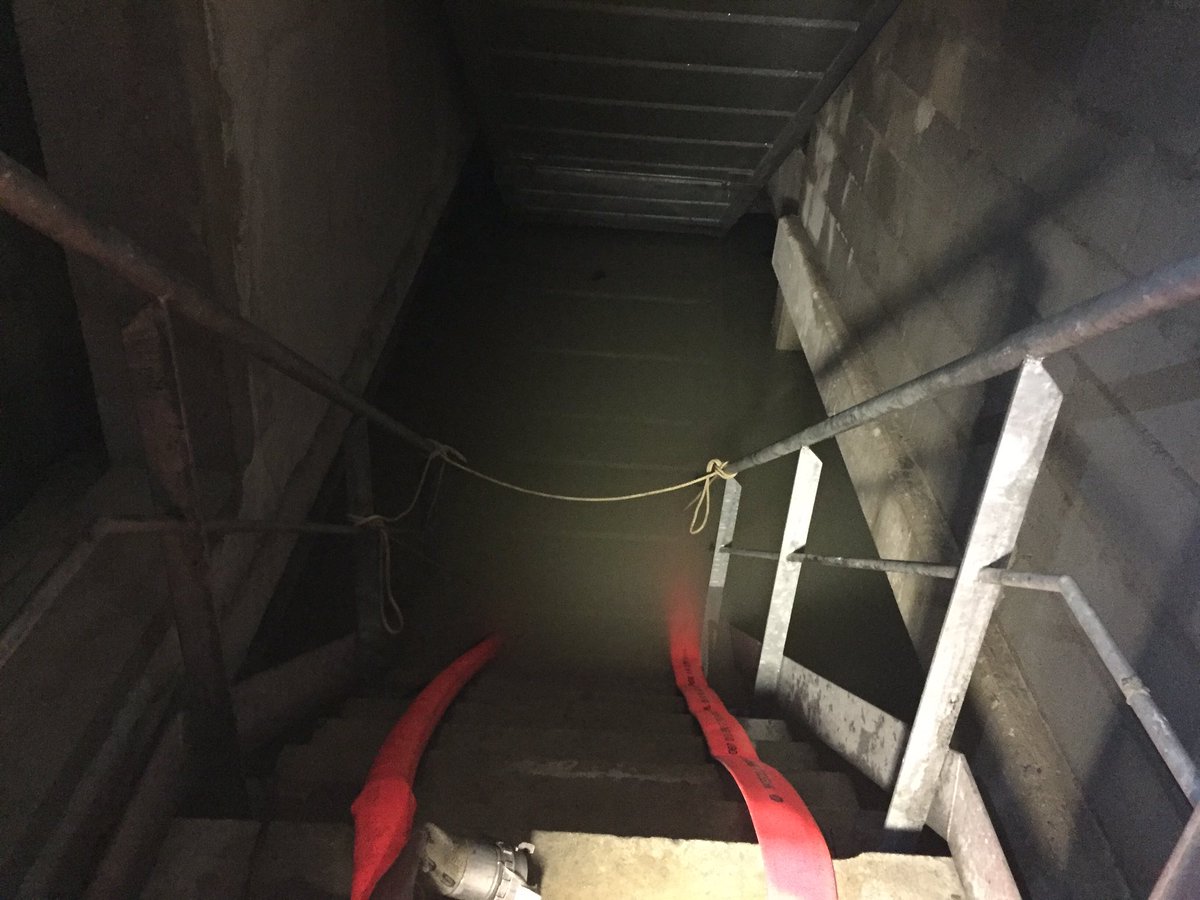 CarolineJMuller's tweet photo. Encore 400m3 d'eau à évacuer sous les rails du #métro ! L'eau arrive au niveau des escaliers de service #toulouse #inondation https://t.co/kSqRU7uqtT