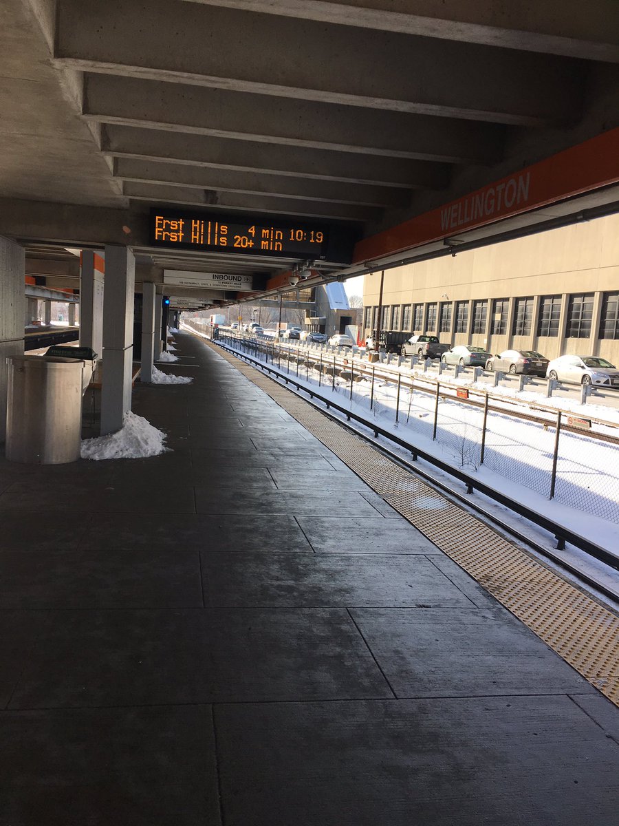 w3lmatatan's tweet image. Wow sucks for the people that miss this next train #orangelineproblems #mbta