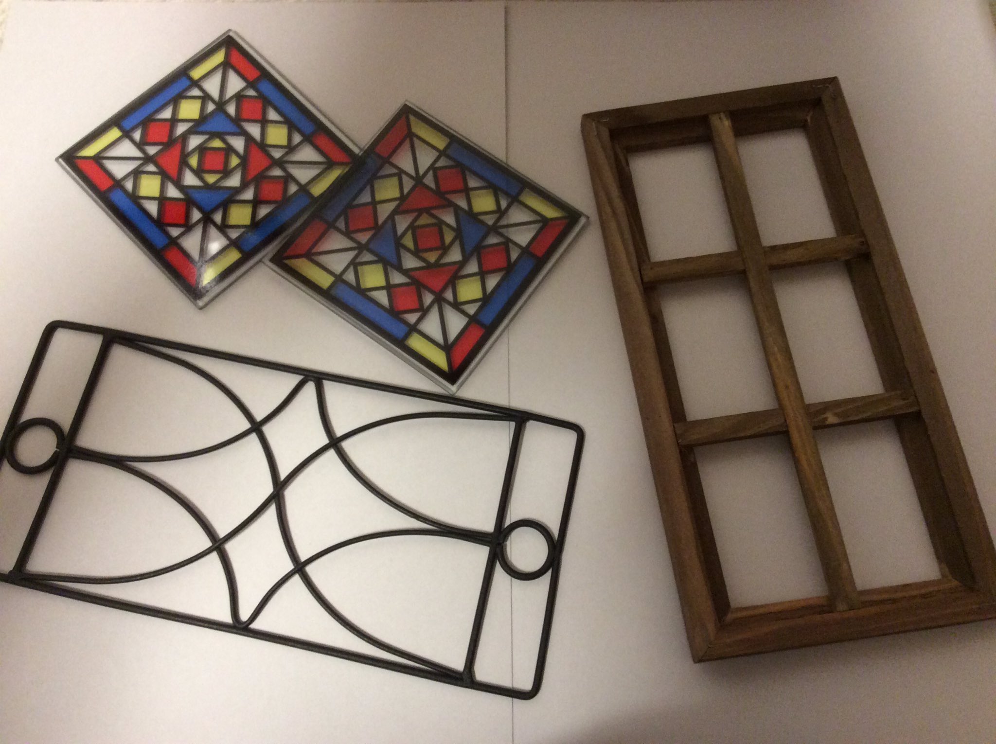 توییتر なる ぬい در توییتر Kq舞台裏 ステンドグラスについて まずは私を彩る100均でステンドグラス と窓枠っぽいものを買います もうある意味ここで終了です 窓枠に乗せます ステンドグラスは数種類あるのでお好みのものを みんな大好き背景ボードの上に乗せ