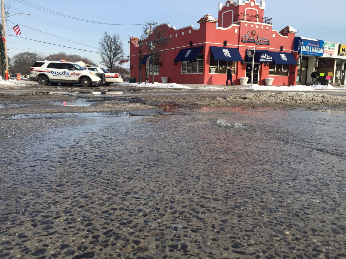 ceciliadowdnews's tweet photo. #WaterMainBreak in #MassapequaPark has #MerrickRoad closed. Find out who is impacted on @FiOS1News_LI https://t.co/GMnyULj37N