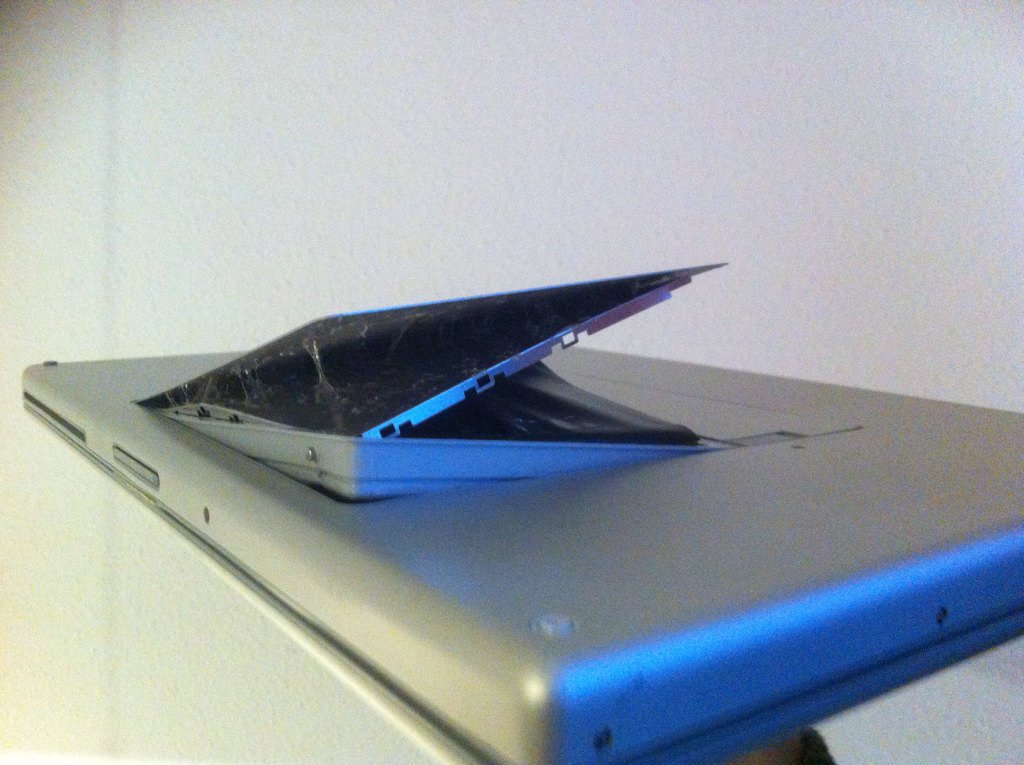 My #MacBook is suffering from a severe case of batterytis 😷😅 But miraculously it is still working 👍