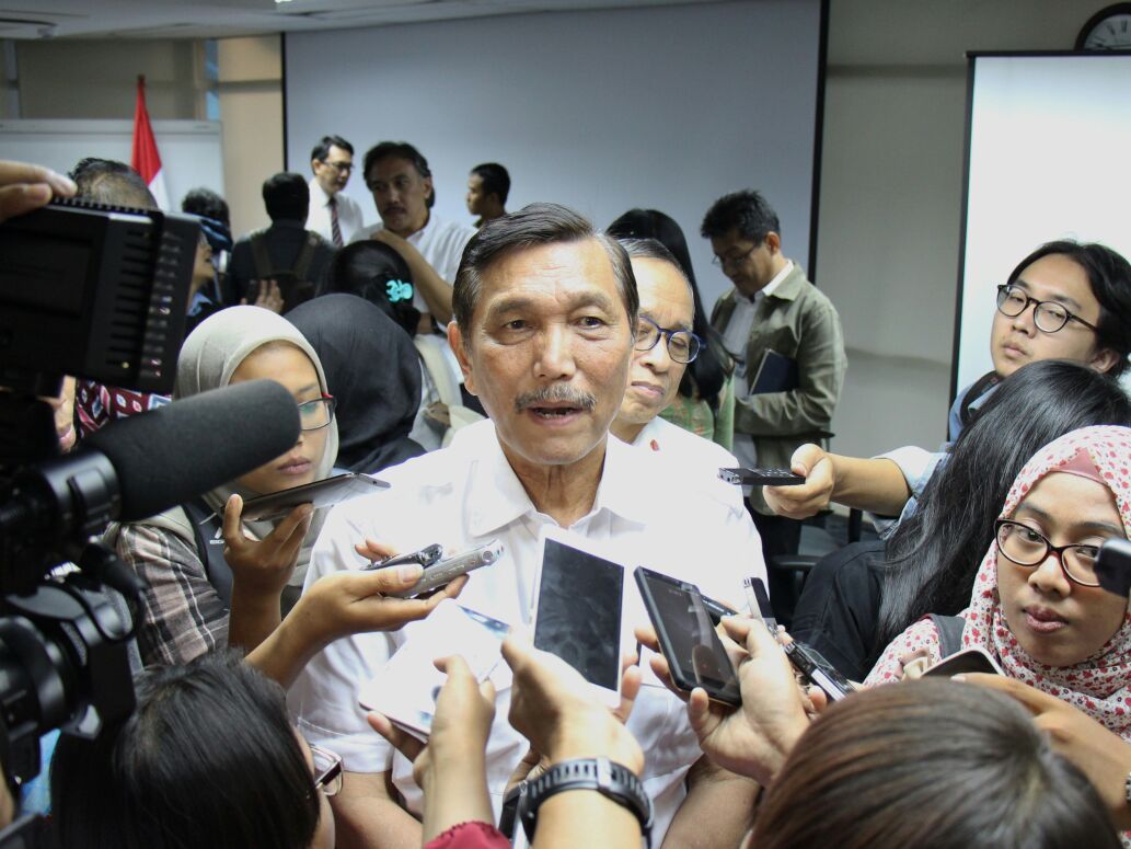 1. Menko Luhut brkn bbrp penjelasan soal revisi PP 1/2014 ttg Minerba kpd media di Kantor @kemaritiman, Senin (9/1) <a href="/KementerianESDM/">Kementerian Energi dan Sumber Daya Mineral RI</a>