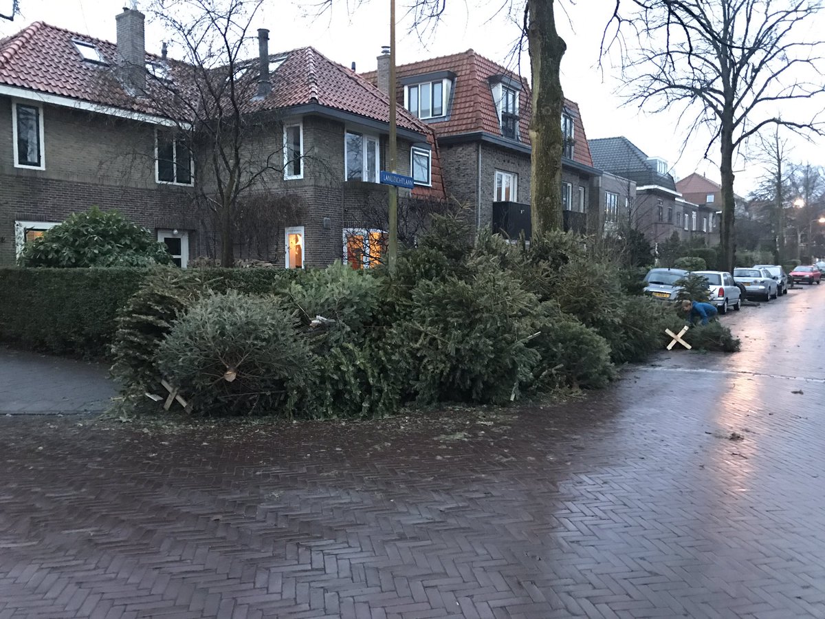 jankoljr's tweet photo. Snappen ouders nou niet dat dit best gevaarlijk is? Kom as woensdag maar eens kijken hoe hoog die vlammen kunnen worden... @POL_Hoogervorst https://t.co/AVxUTBlAN2