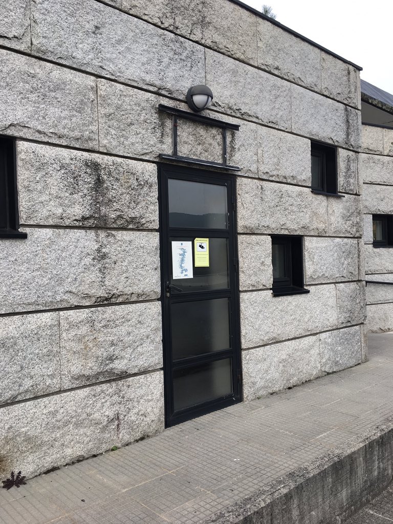 KarlosKoto's tweet image. Outro servizo menos na #AP9, sen baixar a #peaxe: Xa non hai Aseos, a facelo "de monte" (#Padrón) @anaponton @seralorenzo @xose85