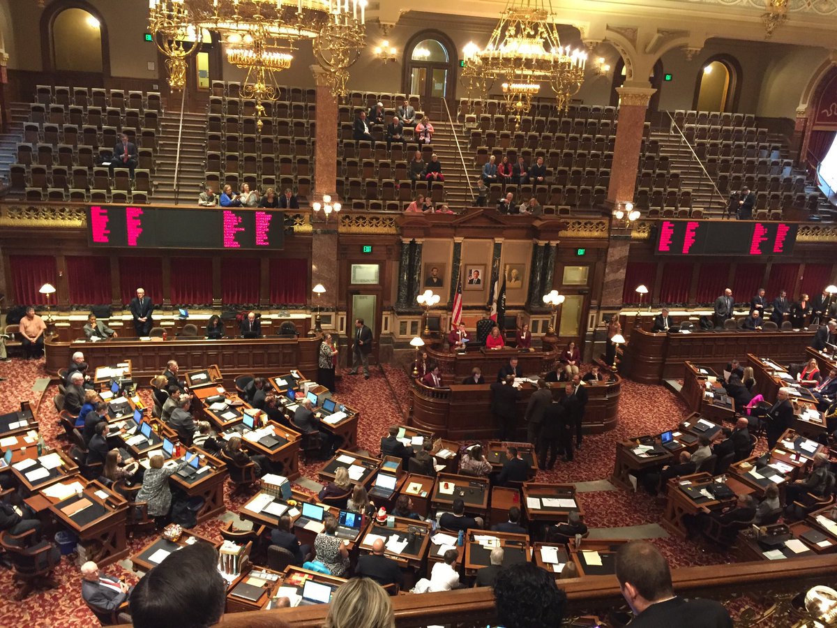 IACommAlliance's tweet image. Welcoming the 87th General Assembly in the #IowaSenate Newly elected &amp;amp; re-elected senators taking the oath of office