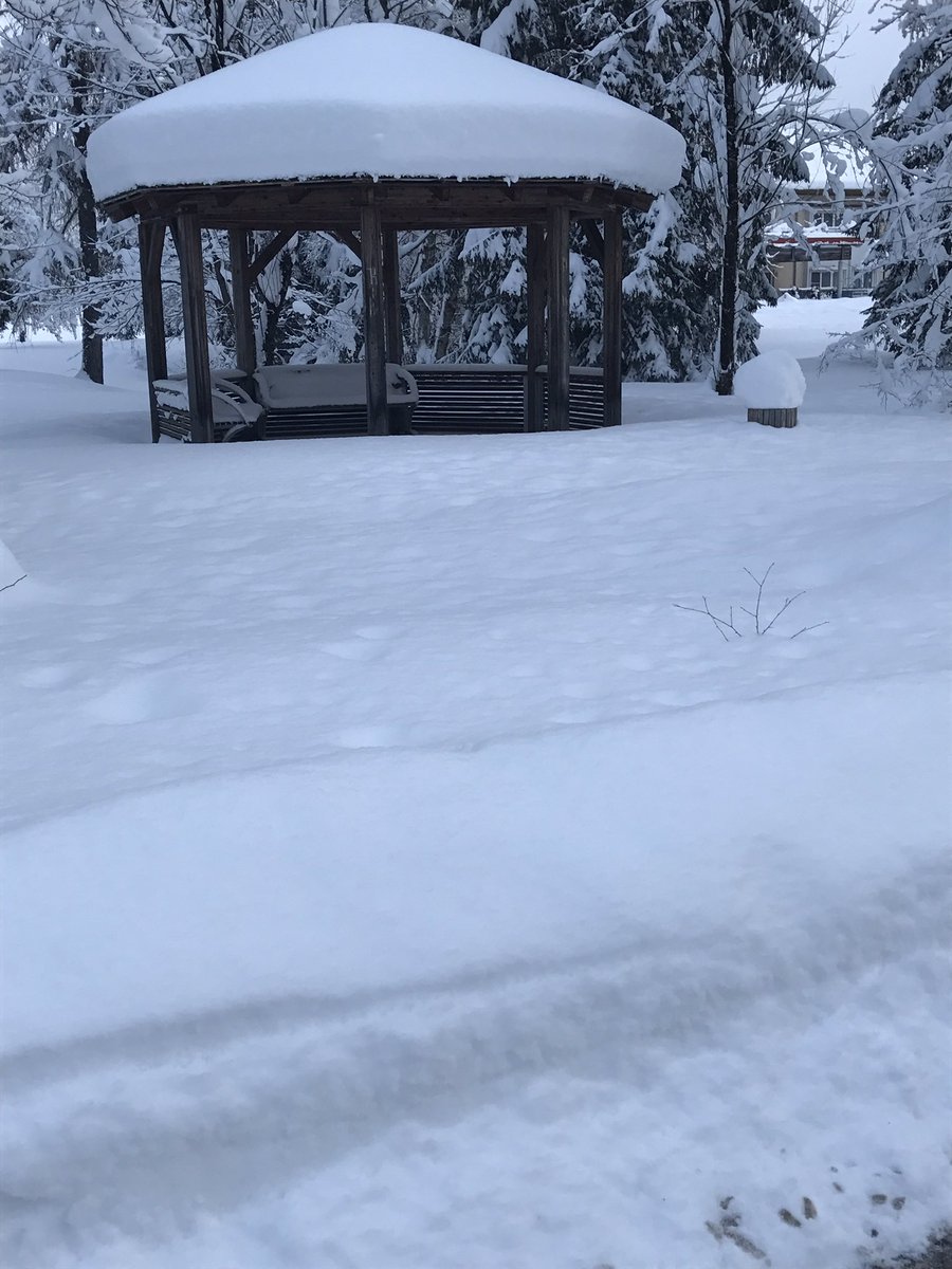 KristinaAUT29's tweet photo. Ein "bisschen" Schnee hier in Berchtesgaden😀 #bgl #strub https://t.co/rIpUV4sACY