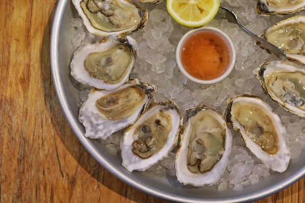 Buck a Shuck tonight $1 Duxbury Oysters starting at 3pm #duxburyoysters #2jerksbbq #buckashuck #raynhamma
