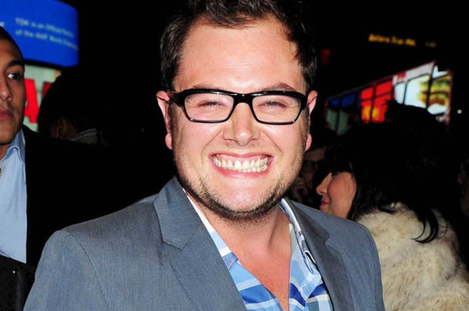 Emily310123's tweet photo. Fatty man! Chunky TV host Alan Carr vows to shed the pounds for good https://t.co/f6u1alOiKV https://t.co/NCMhboPnHI