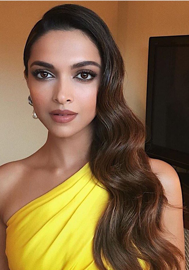 snobbyface_'s tweet photo. @deepikapadukone at the #goldenglobes - what do you guys think of her makeup, yay or nay? #desibeautyblog https://t.co/WJUEwZfYP7