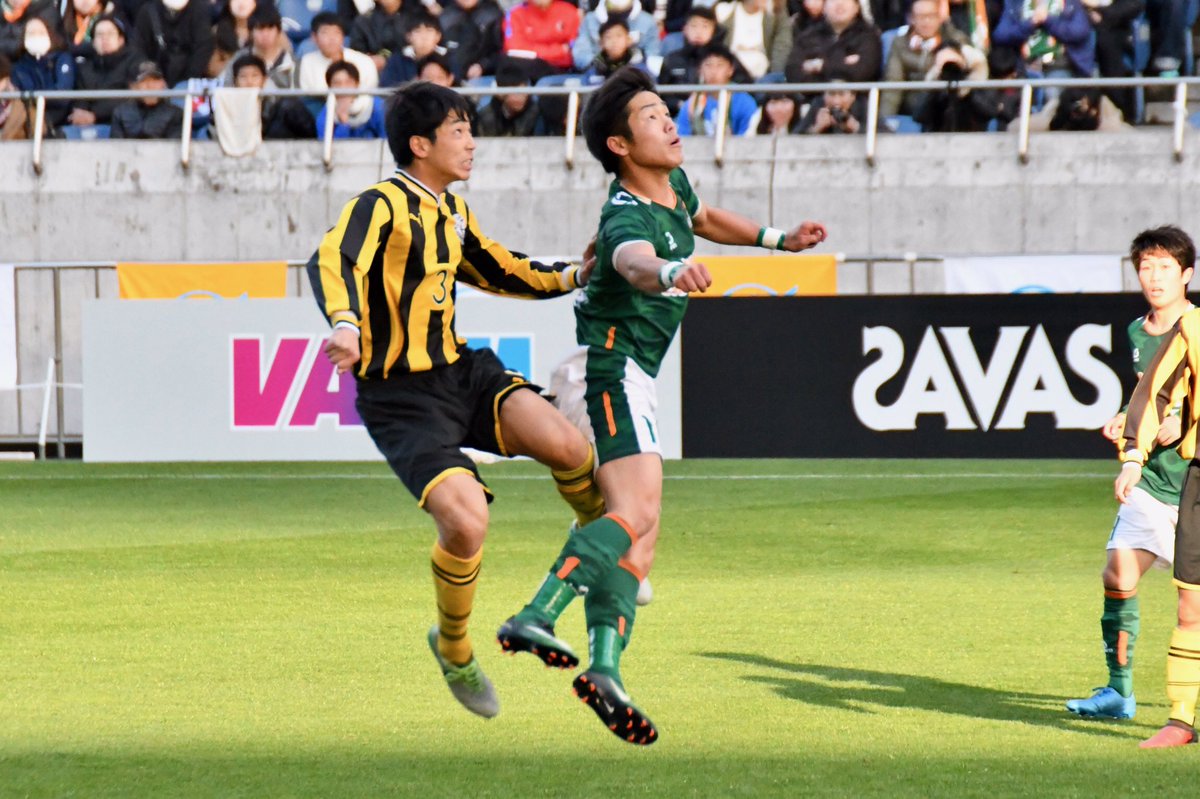 On Off P Twitterren 17 01 09 高校サッカー選手権 青森山田 Vs 前橋育英 得点王の鳴海彰人くん 胸トラップからのボレーが鮮やかすぎた 手首のテーピングが青森山田カラーで素敵