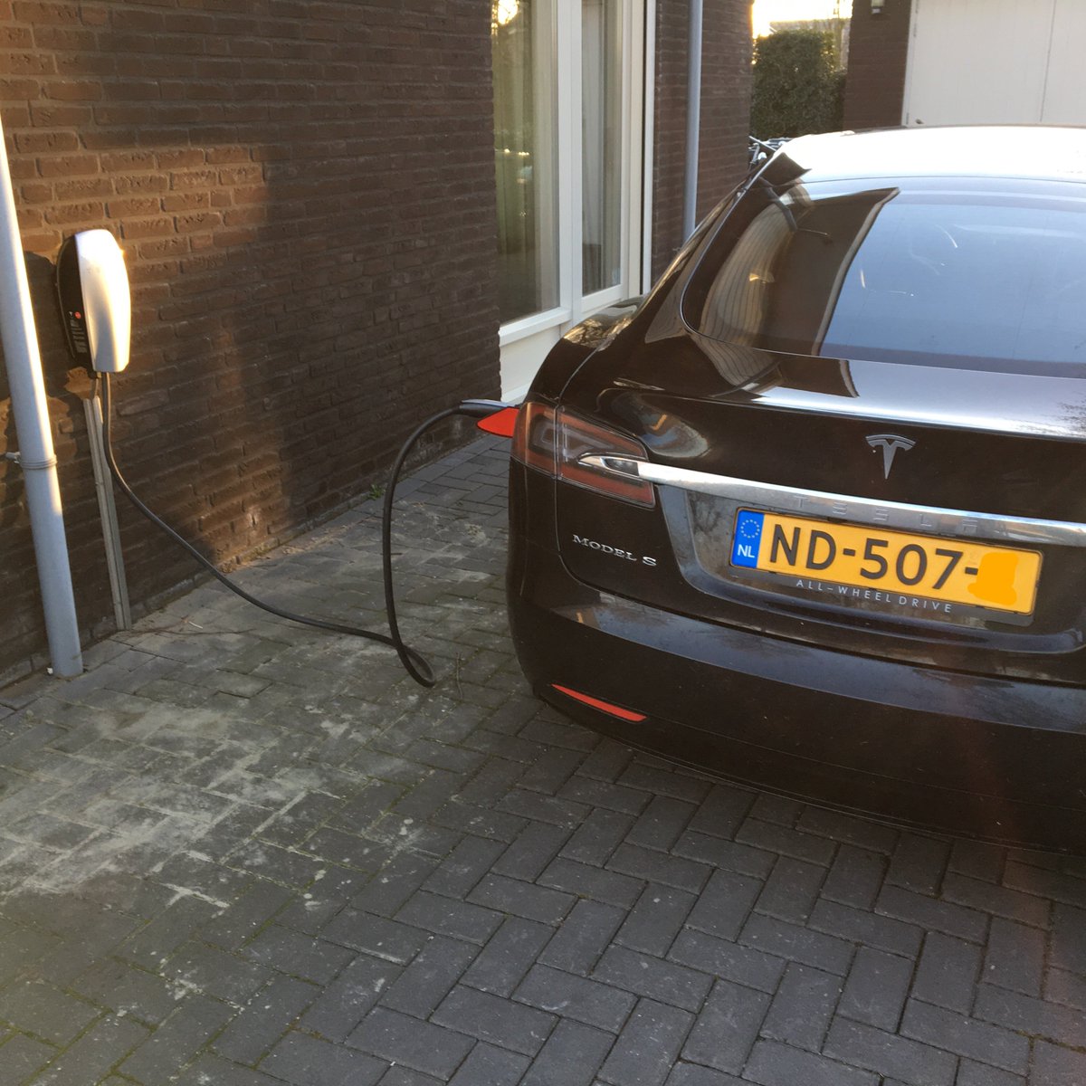 Laadpunt's tweet photo. #Werkinuitvoering Vandaag deze #Tesla #wallconnector opgeleverd icm #Maxem @CohereEnergy manager. Maximaal veilig opladen zonder verzwaring https://t.co/OyiPJp6yod