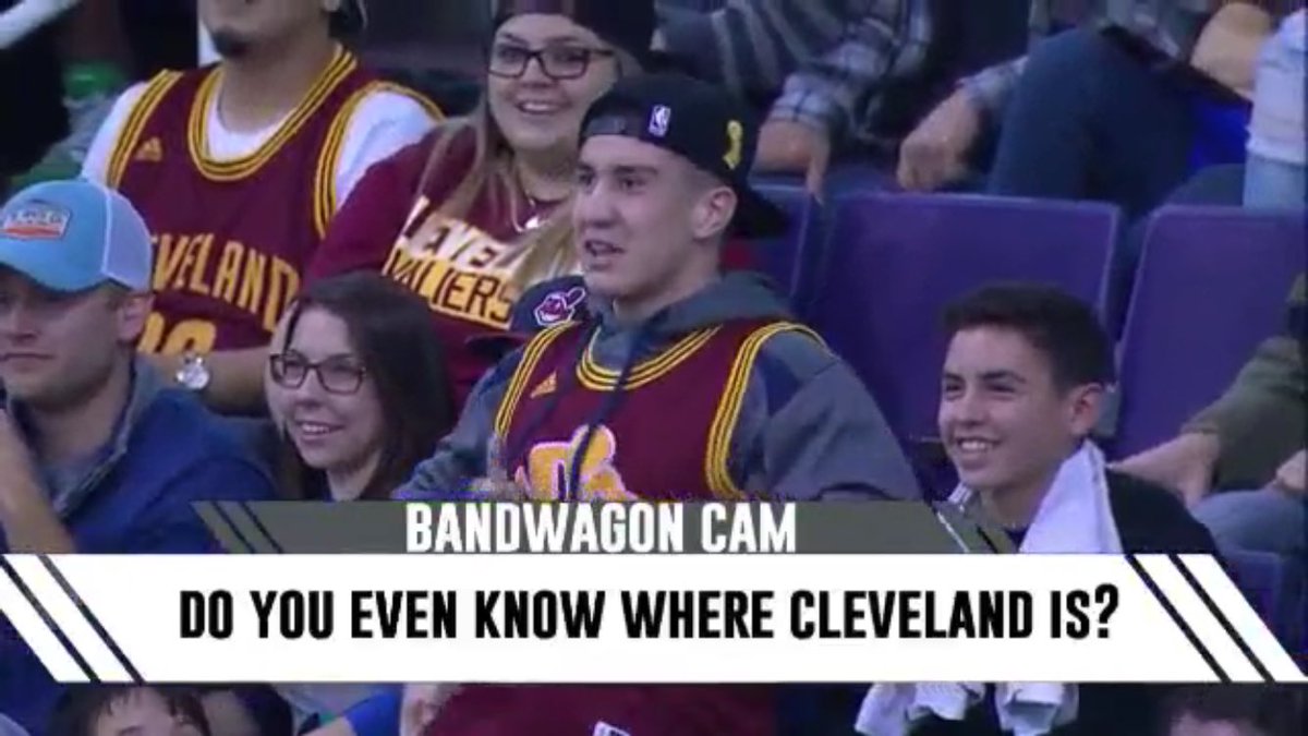 BleacherReport's tweet photo. Busted!

Cavs fans were called out at the Suns game last night 😮 https://t.co/pN4SmclBFi https://t.co/YfTunaZVpp