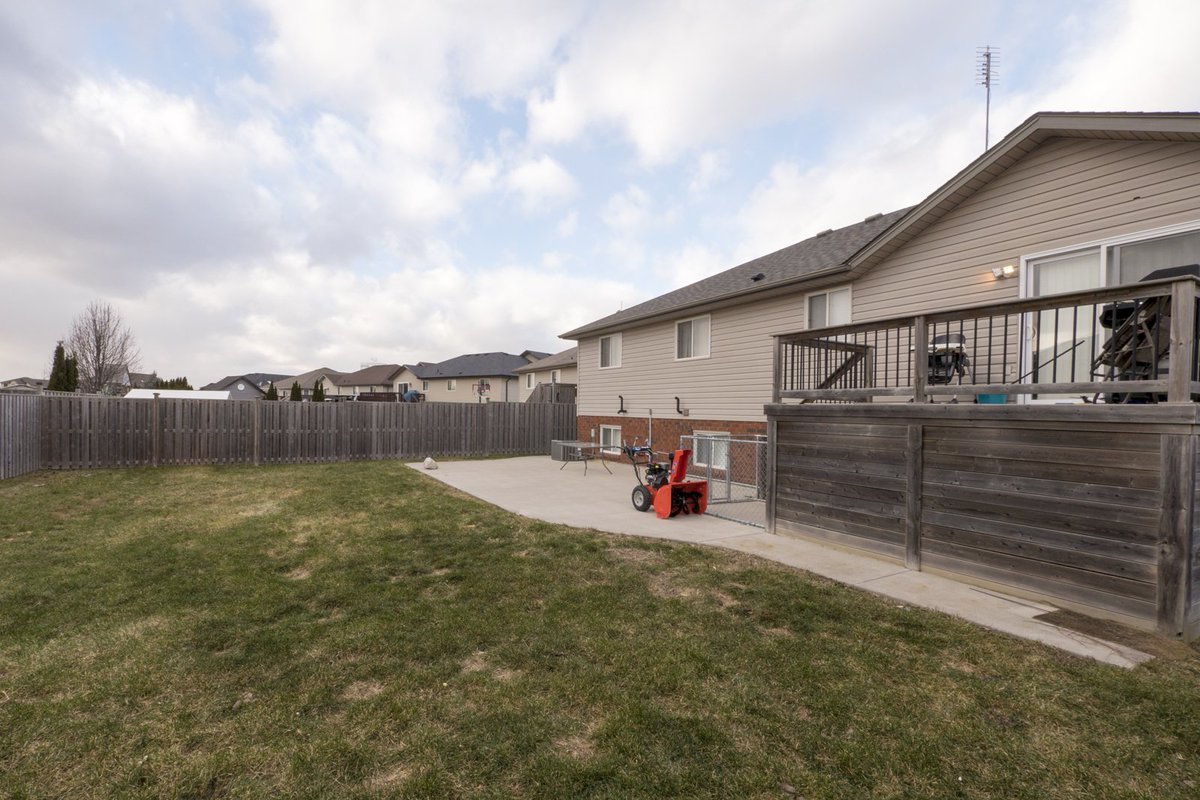 HOT NEW LISTING!!
This gorgeous home will not last long! Fully finished up and down with a stunning bonus master ensuite $388,800. Call Tim!