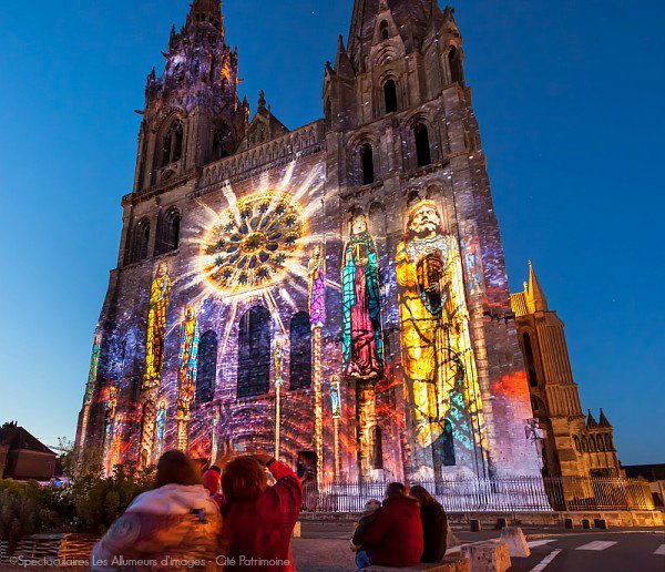 VivezCV2L's tweet photo. #En2017 Dès le mois d'avril, on en prend plein les yeux avec Chartres en lumières ! @ChartresLumiere #VivezCV2L #France https://t.co/lQATJsrfYj