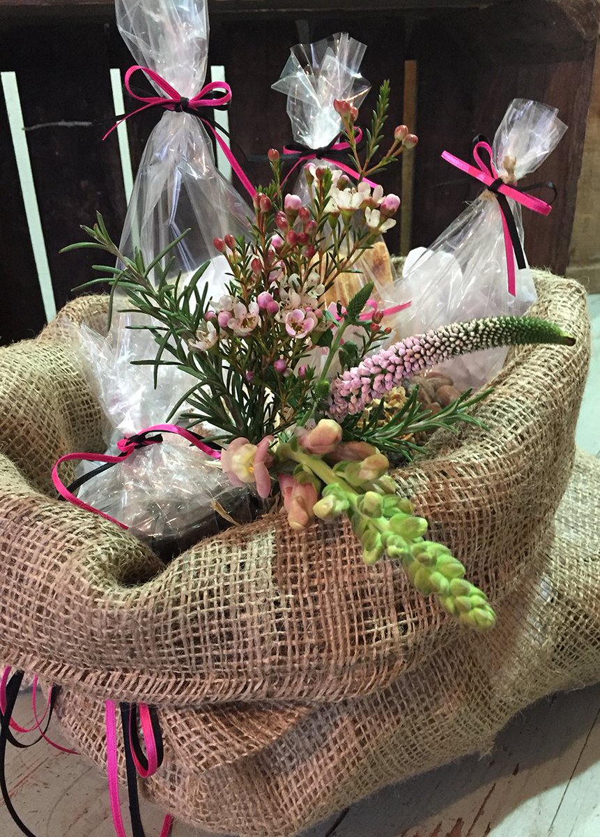 Spring decoration for our new bespoke hamper 2017. @DonheadAppleCo <a href="/kensonsfarm/">Hugh Collins</a> <a href="/BlackCowVodka/">Black Cow</a> <a href="/GarlicUK/">Mark The Garlic</a> <a href="/HonestToil/">HonestToil OliveOil</a> Create your own!