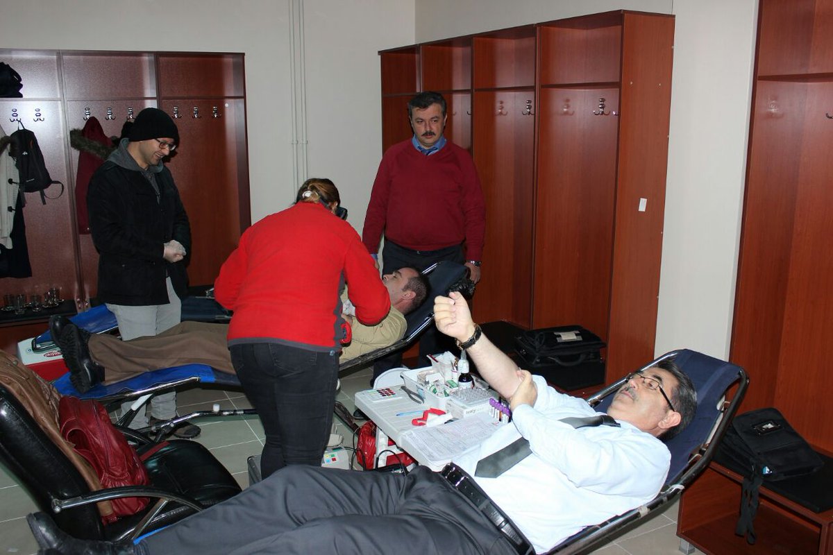 CanakkaleKYGM's tweet photo. Kızılay kan bağış kampanyasına bu gün ben de katılarak kan verdim.@salih @berrin ve@ zekeriyya'ya kan vermesi için #meydanokuyorum https://t.co/HtlNtw02PB