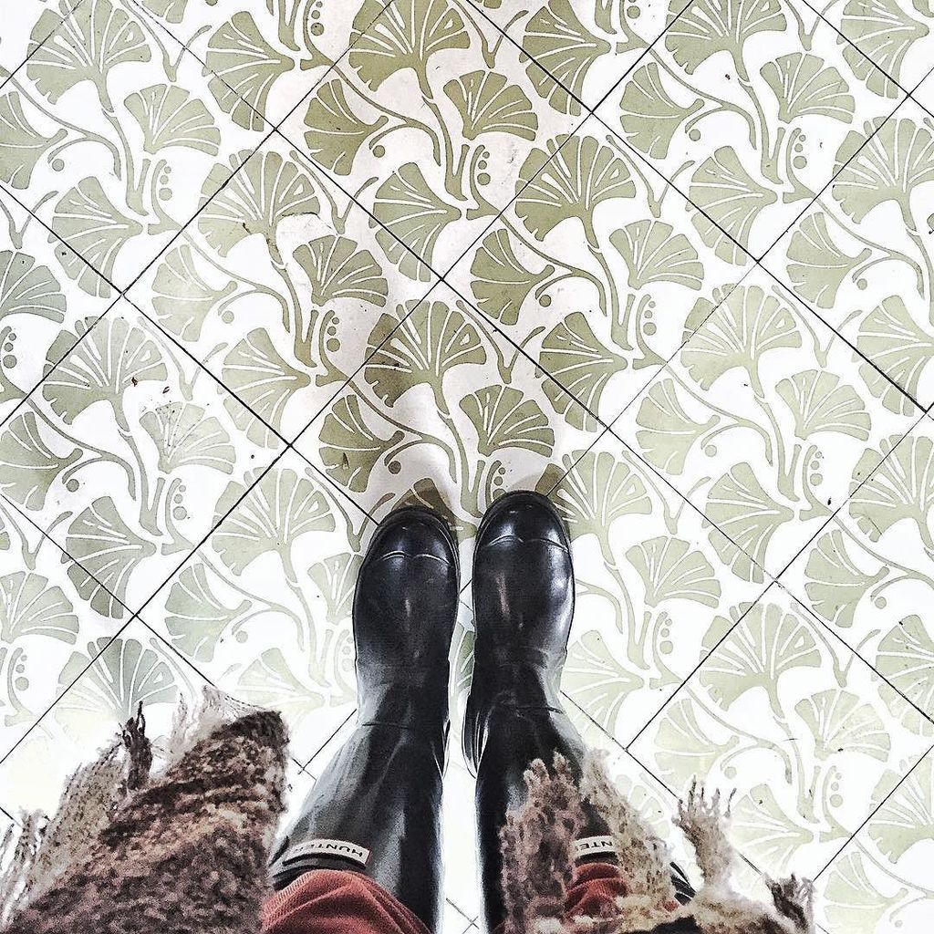 brandspanknyou's tweet photo. Rainy days and ginkgo leaves at @alfredcoffee.
.
.
.
#ihavethisthingwithfloors #lookingdo… https://t.co/bYpXAsDOvf https://t.co/eZivxhCB7s