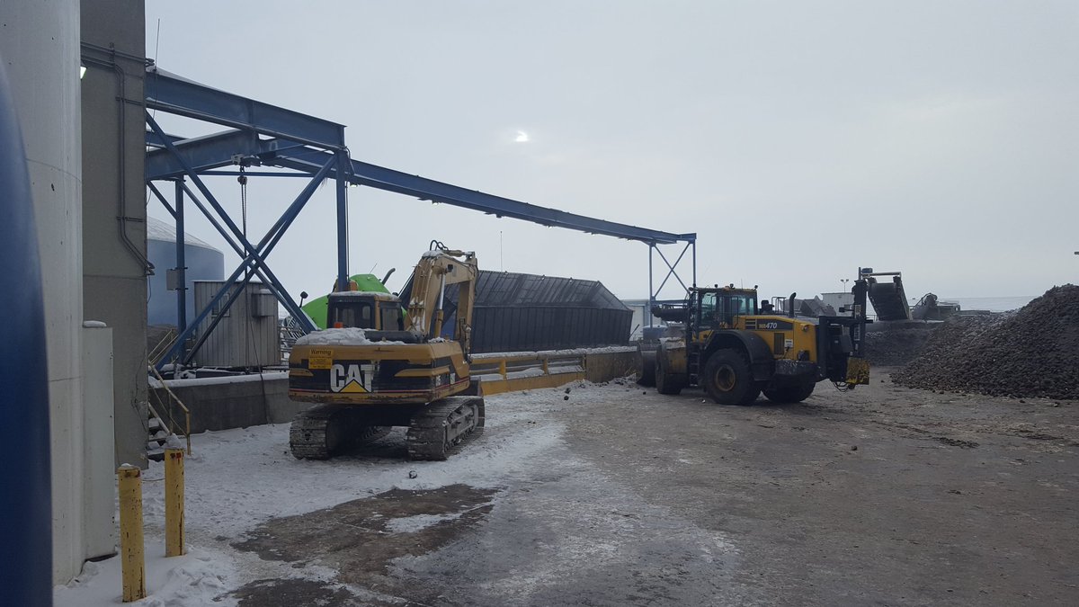 hellbenthagen's tweet photo. Dumping sugar beets the old fashioned way, over the side #JustBeetIt #TippyTippy https://t.co/T3iPgaQYvv