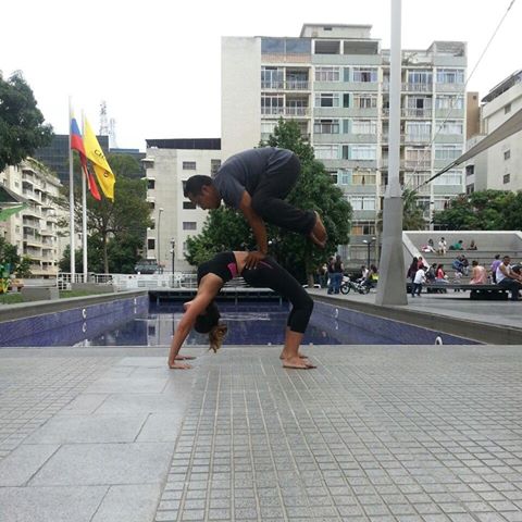 todoendomingo's tweet photo. Los lunes de #AcroYoga ahora en la plaza Los Palos Grandes. Esta técnica une el yoga, la acrobacia y el masaje tailandés. @AcroExtremo 💪 https://t.co/xBdpZyJ7Ti