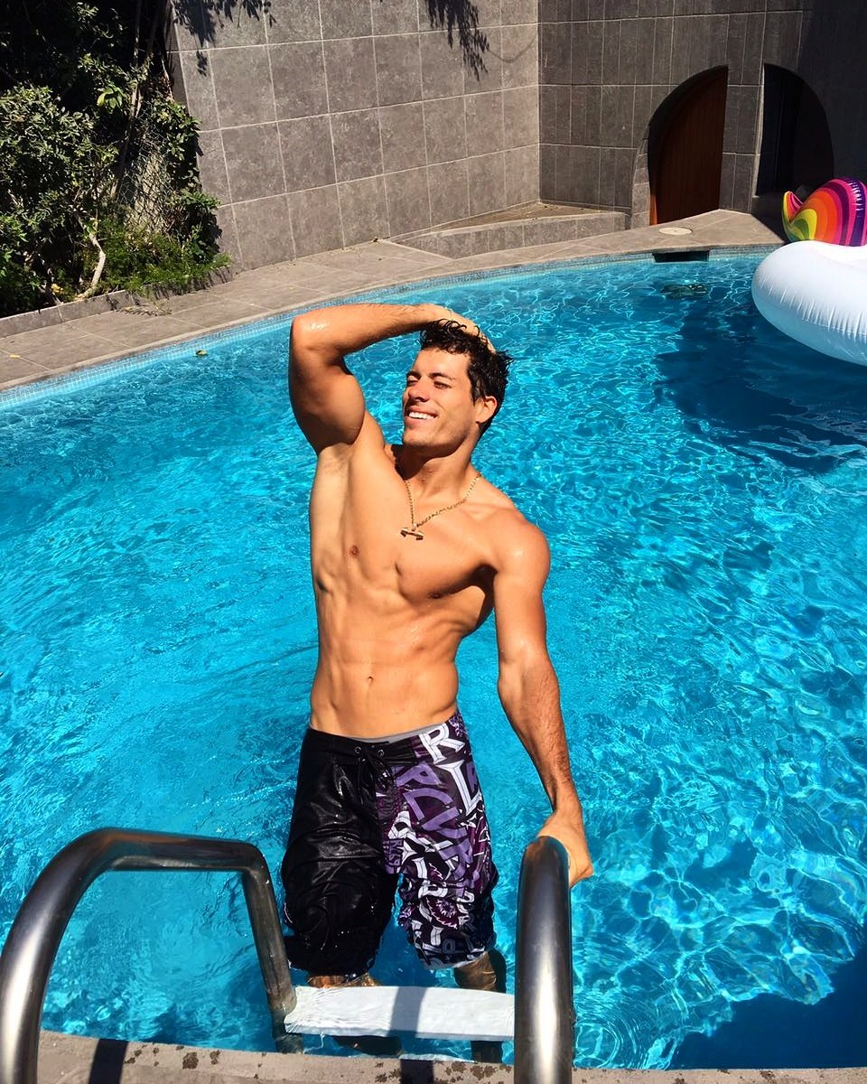 encuestasdeeeg's tweet photo. “EL GUERRERO DEL VERANO" El más votado pasa a la semifinal: 
RT → @Hugo87garcia 
FAV → @PatoParodiC https://t.co/XznPv1ra4o