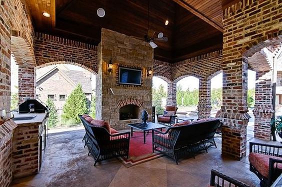 DesignerREstate's tweet image. #Mansion #Monday! 6BR 7B mansion in #Dallas, #Texas! With over 10,000 sqft this home includes seven fireplaces and a wine cellar!