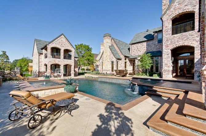 DesignerREstate's tweet image. #Mansion #Monday! 6BR 7B mansion in #Dallas, #Texas! With over 10,000 sqft this home includes seven fireplaces and a wine cellar!