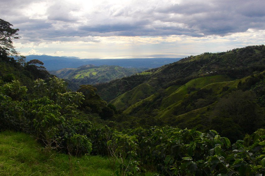 Travel_Mother's tweet photo. Yesterday's view over the #CentralValley mountains of #CostaRica!  Que maravilloso! #lp #mountains #puravida #travelexperiences https://t.co/Mg3iB33nSe