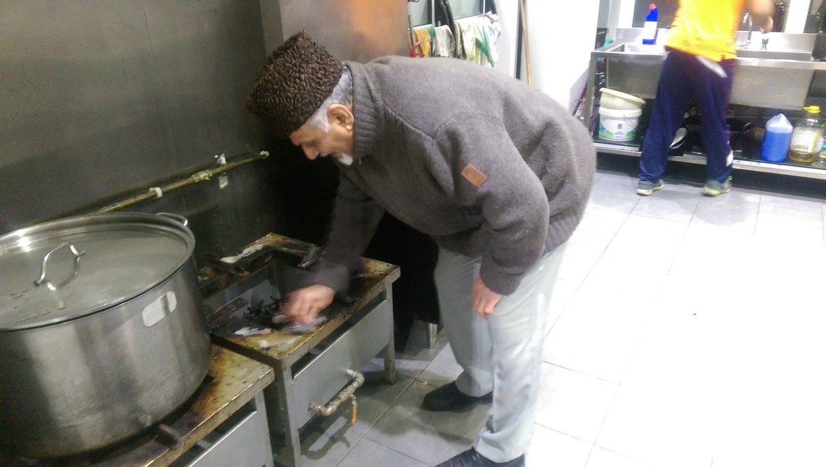 AMA_Crawley's tweet photo. Young and old help to cleanup #noormosque #LoveForAllHatredForNone #ahmadiyya https://t.co/UxtrUOjxzB