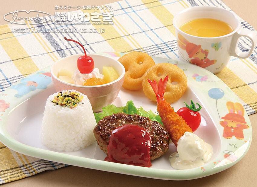 お子様ランチの食品サンプル。 飲食店のウィンドウではおまけの