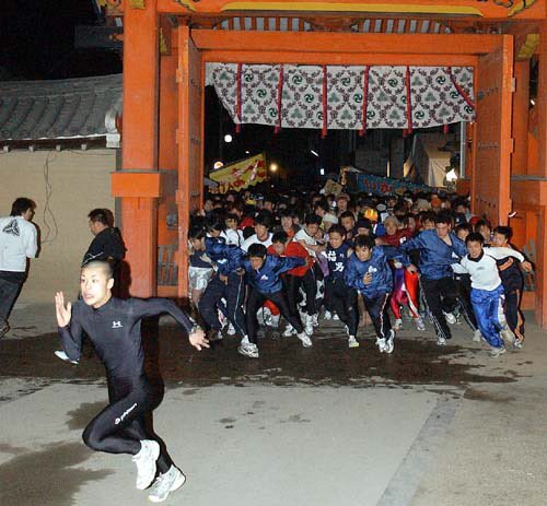 Dd Orochi A Twitter 今日西宮神社で福男選びだったけど コレを見るとどうしても13年前の福男の事が頭に思い浮かべてしまう 仲間の 妨害で一番福 翌日返上 になった 平慶彦さんの事を 福男選び 西宮神社 Dd Orochi A Twitter 今日西宮神社で福男選びだったけど コレを見るとどうしても13年前の福男の事が頭に思い浮かべてしまう 仲間の 妨害で一番福 翌日返上 になった 平慶彦さんの事を 福男選び 西宮神社