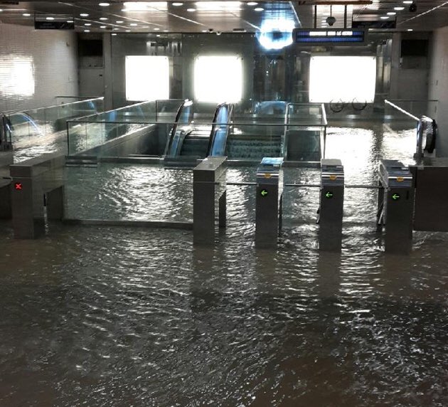 nicolas_bede's tweet photo. Cette fois @MichaelYoun va trop loin !!! #inondation #metro #toulouse #11commandements https://t.co/b13gEPr7C4