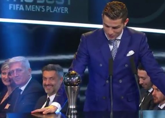 InvictosSomos's tweet photo. Quédate con quien te vea como Cristiano Ronaldo a su premio The Best. #InvictosTheBest https://t.co/UW376cQ13K