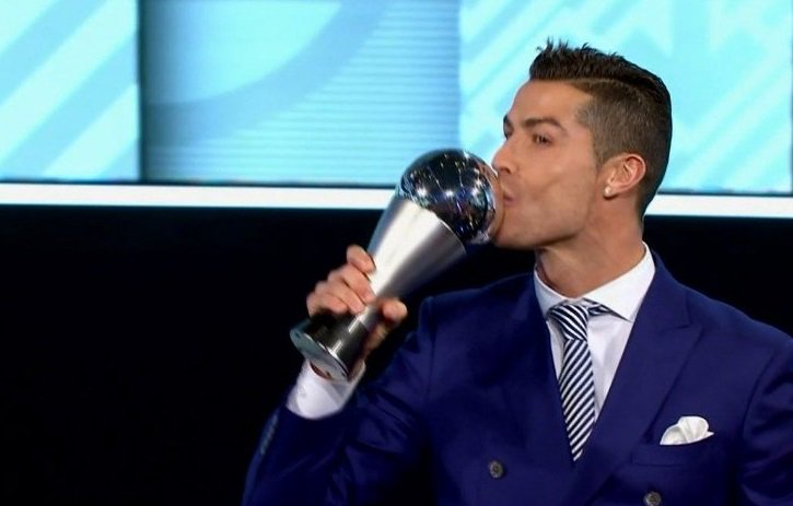 InvictosSomos's tweet photo. Cristiano Ronaldo: "Lamento que algunos jugadores del Barça no estén aquí, pero es entendible". #InvictosTheBest https://t.co/UvKo1XjP8O