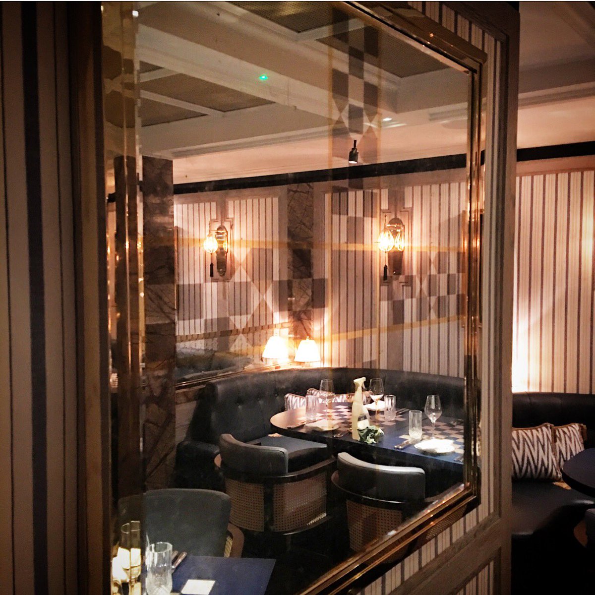 StuartFoxStudio's tweet image. Handmade gilded églomisé mirror for @Fabled_Studio . Mount streets newest addition @JamavarLondon #Mayfair #24carat #mirror #stuartfoxstudio