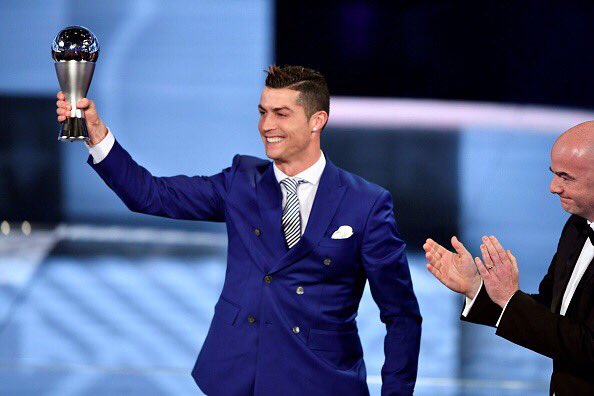 📷 كريستيانو رونالدو مع جائزة The Best.