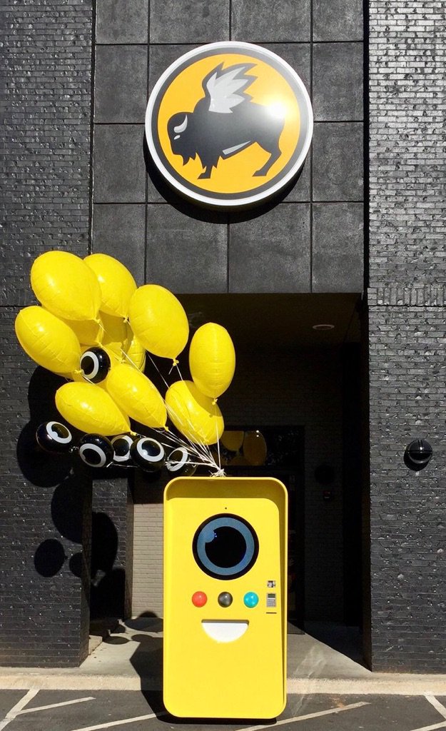 11thGorgeous's tweet image. If you&apos;re in Tuscaloosa, there is a #snapbot at @bwwings!! @spectacles *PS There wasn&apos;t a line either!! ;)