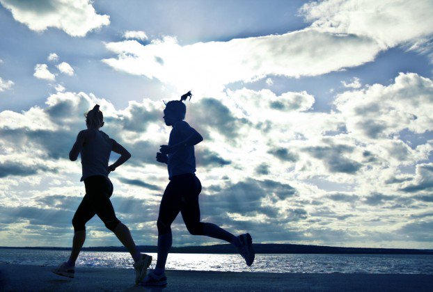 WomensRunning's tweet image. 5 ways you can be a better running buddy this year: bit.ly/1n34qUx
