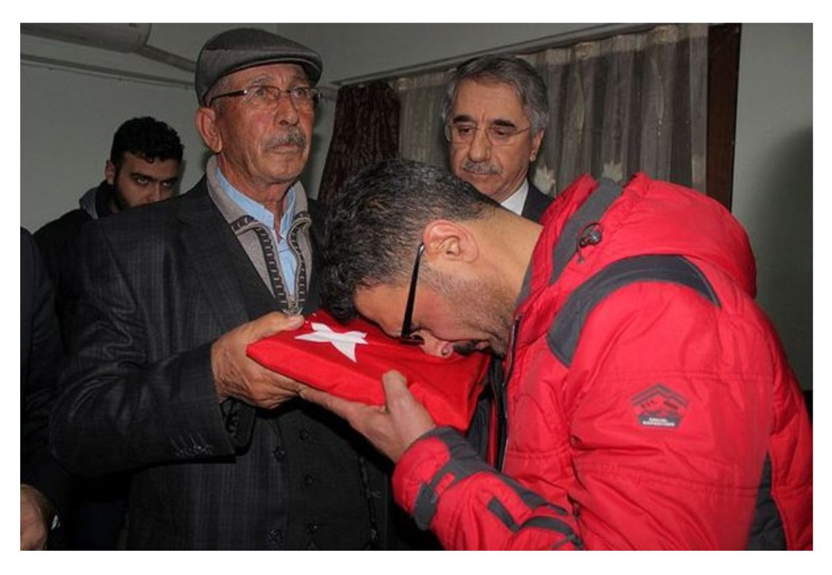 Ömer Halisdemir'in babası, Fethi Sekin'in kardeşini ziyaret etmiş. Allah hepsinden razı gelsin..

"Yiğit yiğidi tanır, yiğit yiğide yakışır"