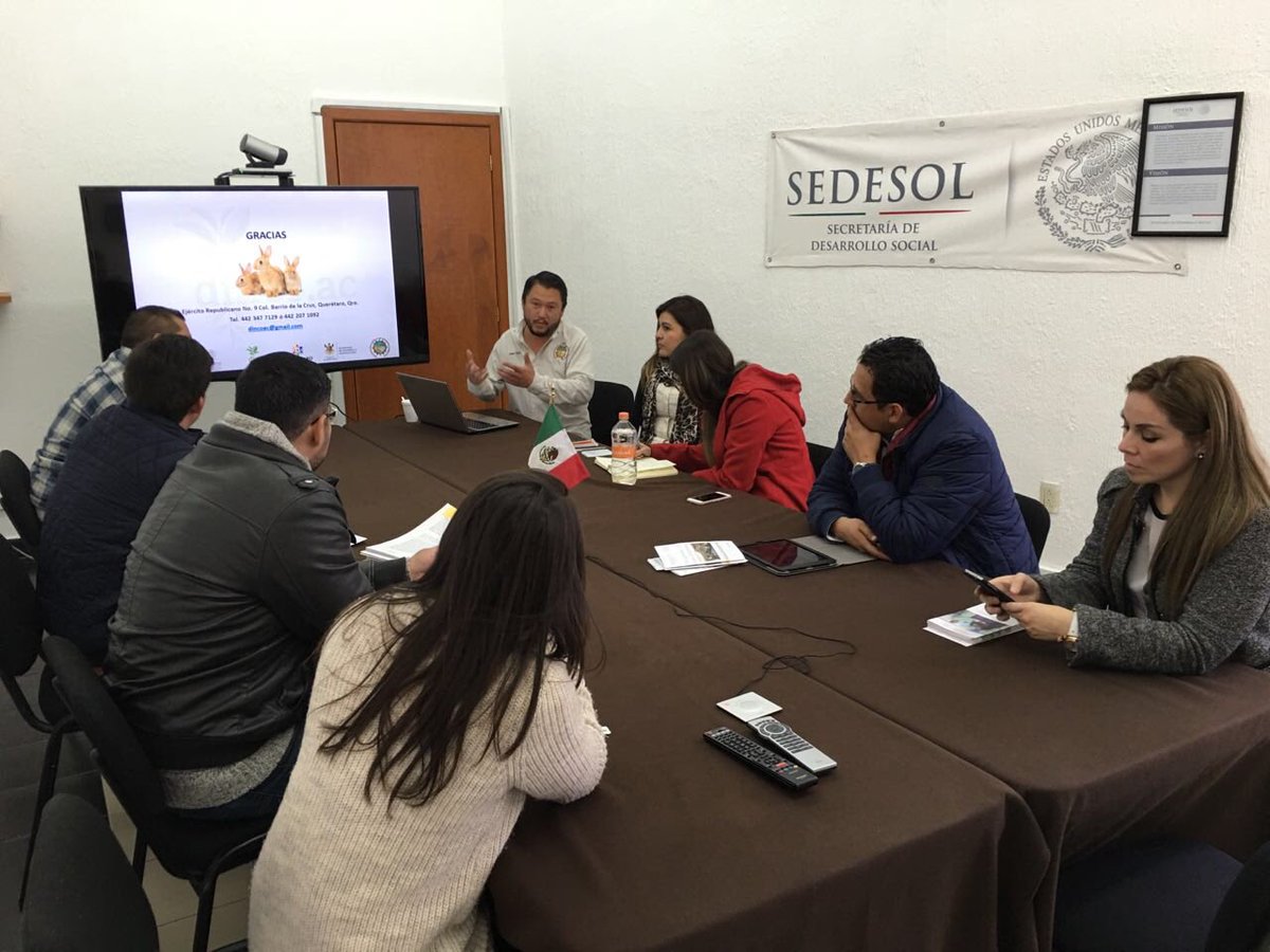 QroBienestar's tweet photo. Coordinadores de programas SEDESOL se reúnen con equipo de @SAGARPA_mx Querétaro para compartir acciones de trabajo. #BienestarYDesarrollo https://t.co/0FhRLK9rXt