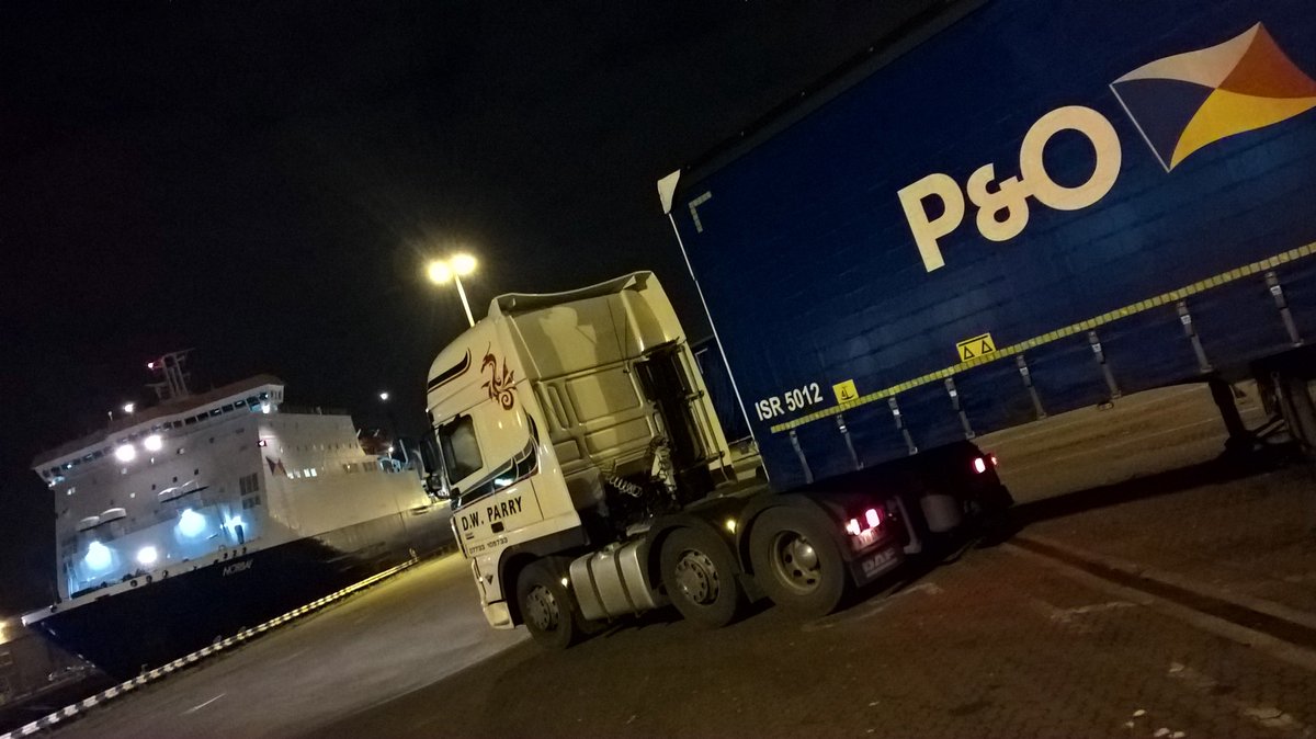 dwparryhaulage's tweet photo. Semi Detached,#Dublin-bound #P&OLiverpool #P&OFerries #Norbay #Ferrymasters @DAFTrucksUK https://t.co/cixWBXBgrg