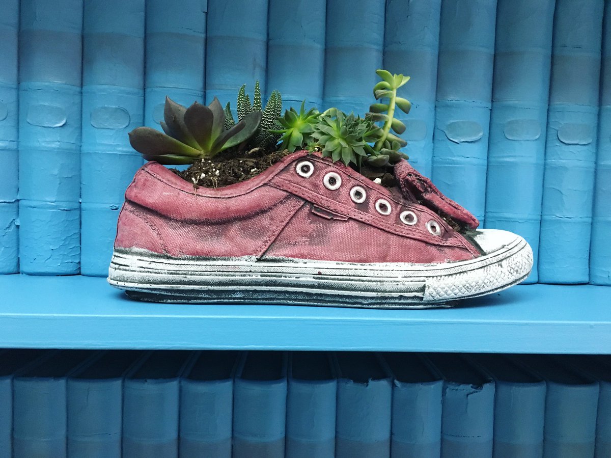 RedChuckGuys's tweet image. Brightened up the office with a little mother nature, #RedChuckGuys style!