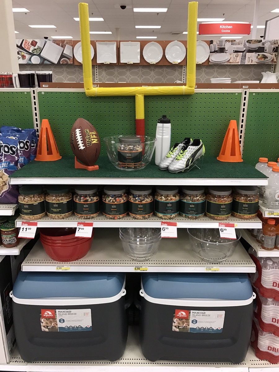Robert_SS_ETL's tweet photo. One stop shop for your Superbowl parties! Feb 5th! 🏈 #playoffs #superbowl #target #T0258 @jhowells81 @jessie_tgt @AlanRGarcia85 https://t.co/RqcCWb8Sg0