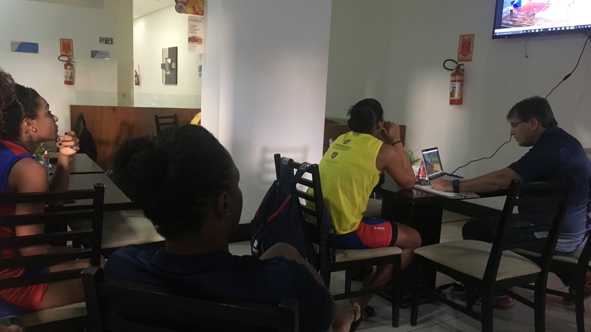 Atletas assistem vídeo do Sampaio Corrêa antes da partida! 🎥🏀