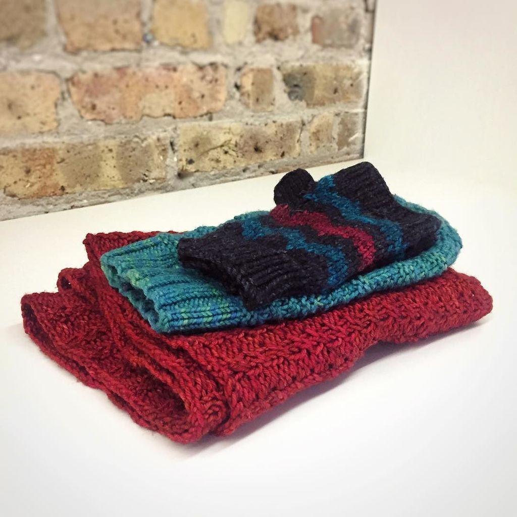 ElloKnits's tweet photo. Today's handknit selection. https://t.co/gry0s3Sww9