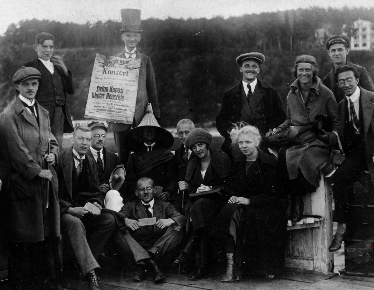 Uniarchiv's tweet photo. Students in 1924, female enrolment since 1906 | Studentinnen und Studenten beim Ausflug, um 1924.
#unileipzig https://t.co/dSVTG6rOX3 https://t.co/eEmTPnO7bF