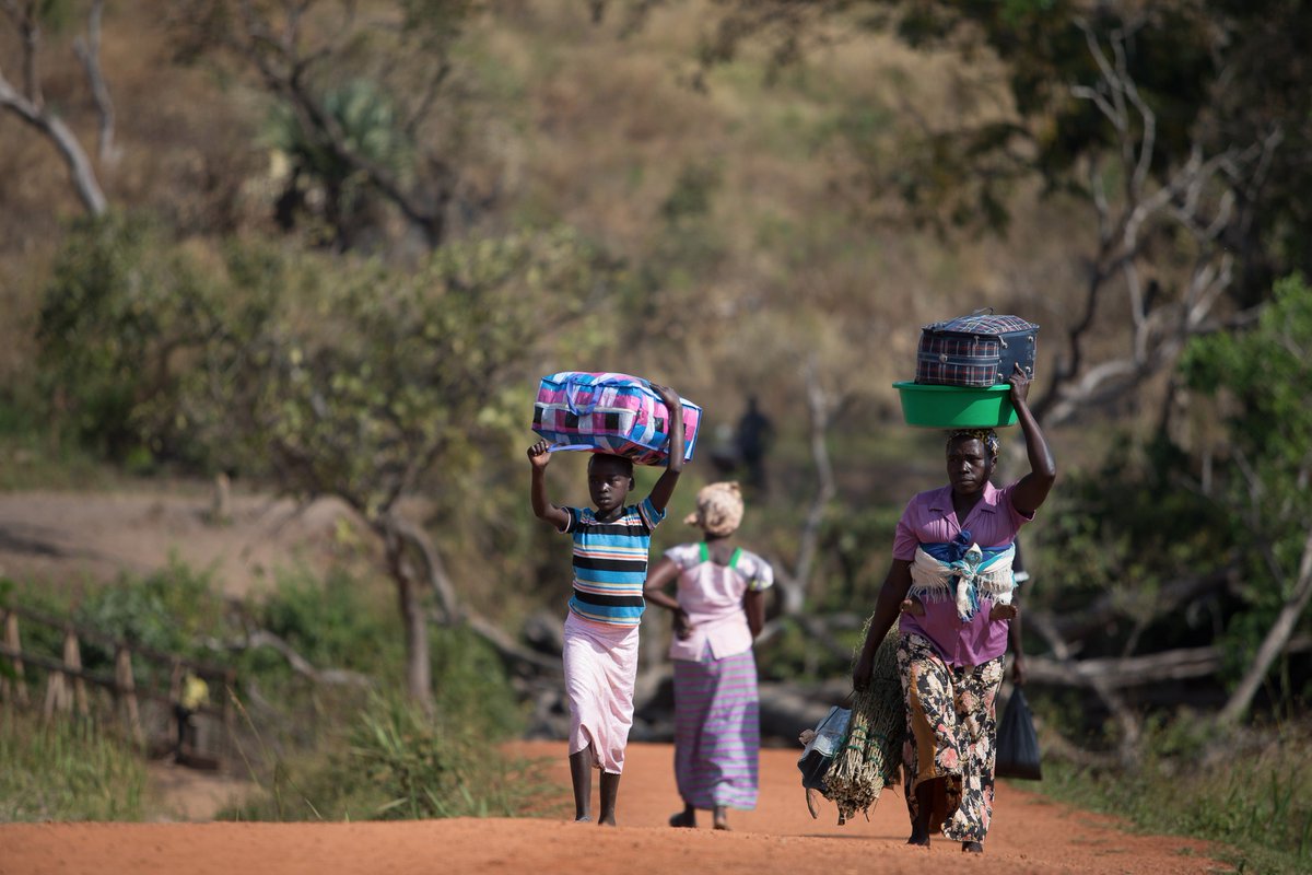 A girl and her mother cross from #SouthSudan into Uganda, via UNHCR's refugee border entry point in Busia. #WithRefugees 📸<a href="/echwalu/">Photojournalist</a>