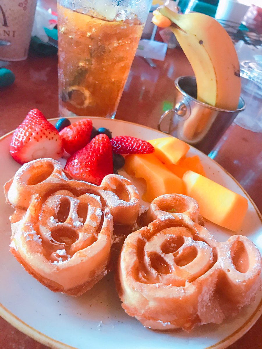 西又 葵 Aoi Nishimata No Twitter ダイヤモンドヘッドから帰って来て アウラニディズニー ホテルの朝食 D キャラクターブレックファーストです W ミッキーワッフルとドルフィンバナナ可愛い 艸