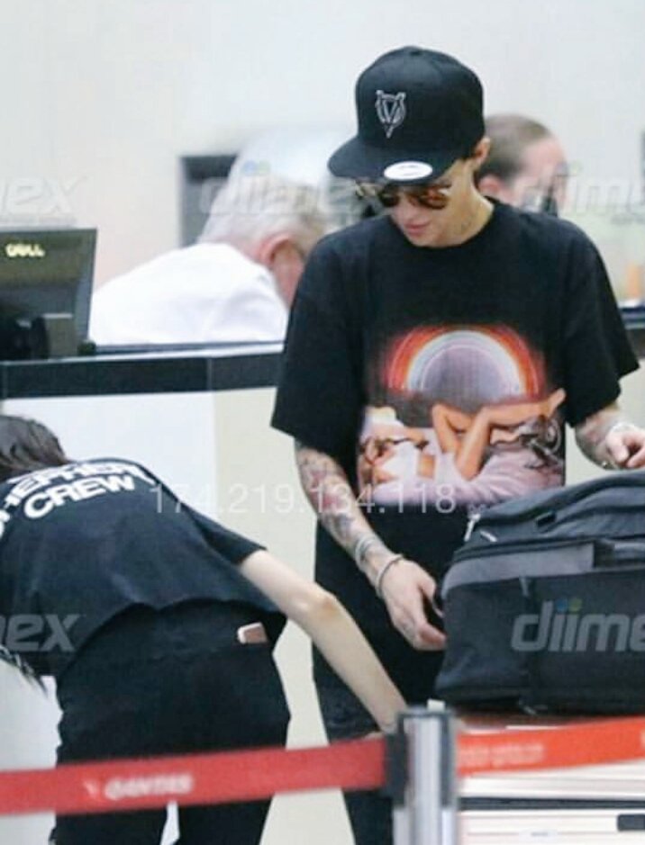 iRubyRsce's tweet image. Checking out her non-existent ass.